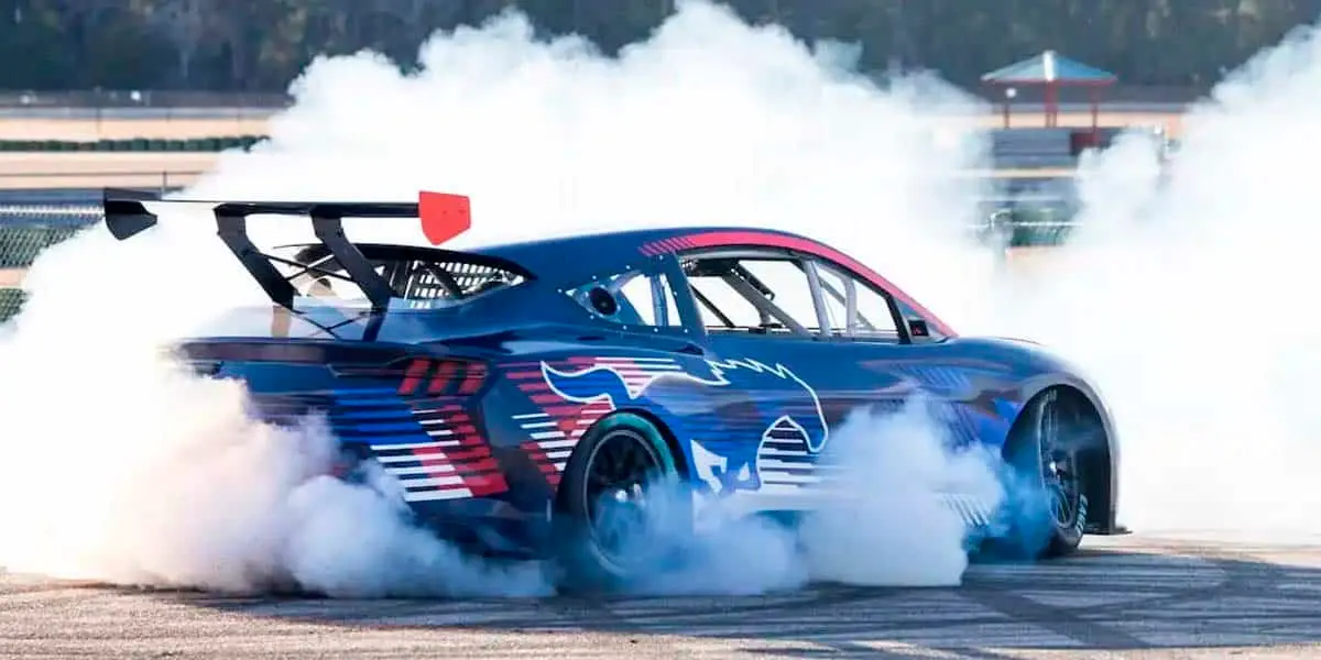 Ford-Mach-E-NASCAR-EV_t