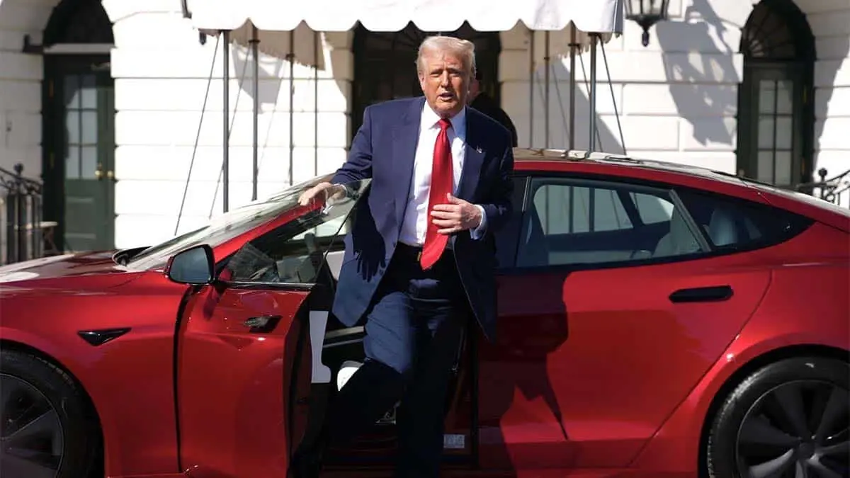Donald Trump - Tesla Model S 