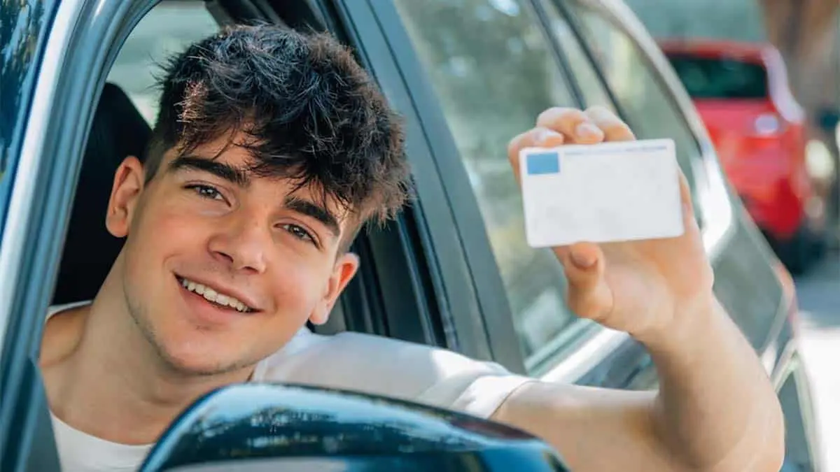Chico con carnet de conducir