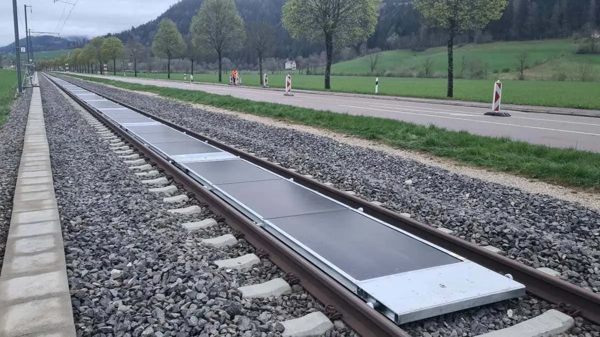 Paneles solares instalado en v&iacute;as de tren
