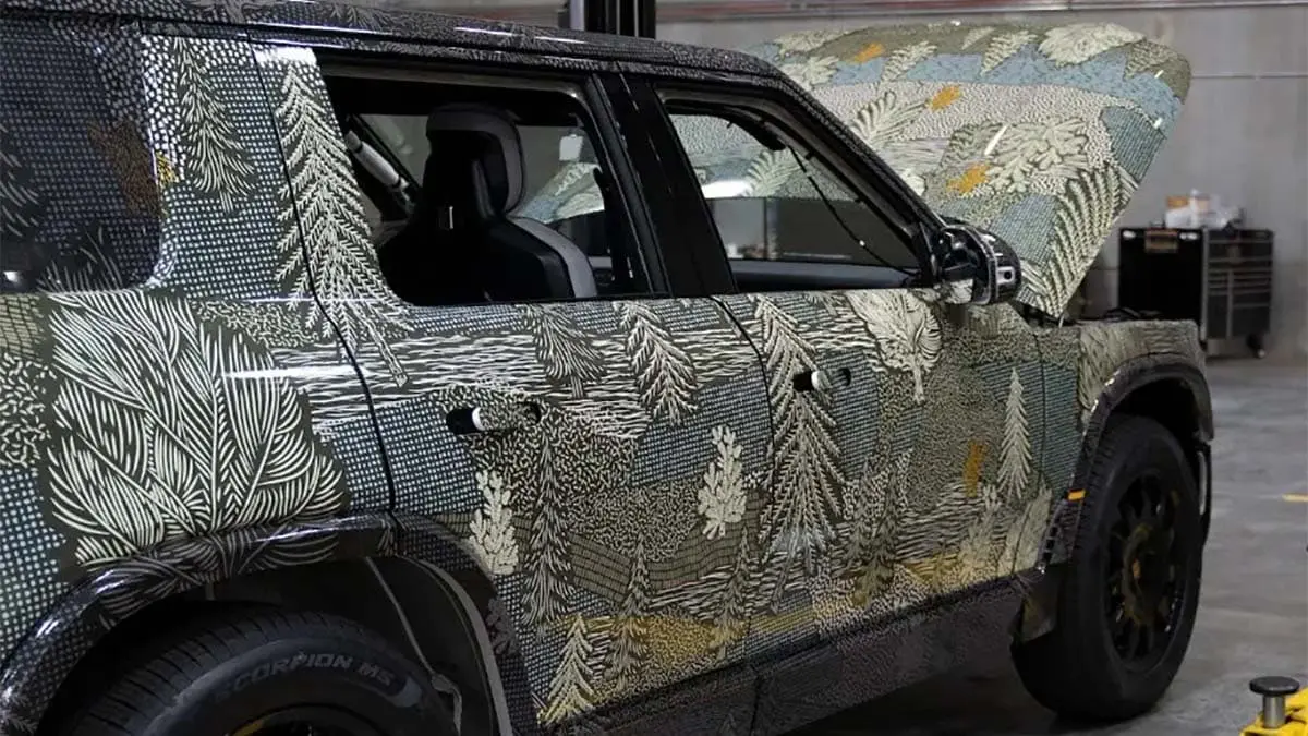 Primeras im&aacute;genes reales de la Rivian R2 camuflada