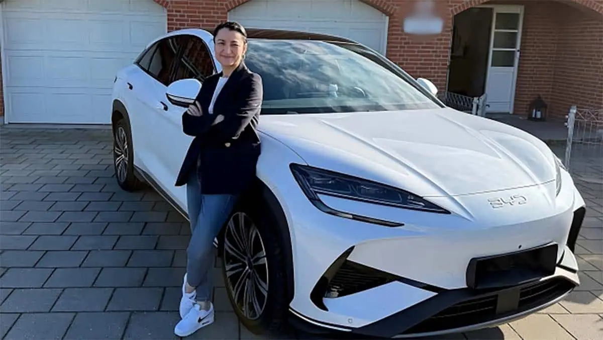 Mahican Gailen posa con su nuevo BYD Sealion 7 tras vender el Tesla Model 3