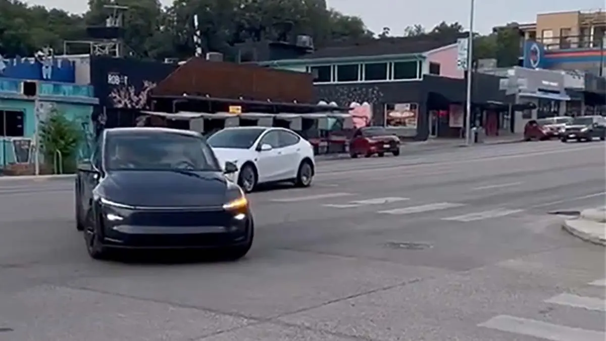 Tesla Model Y Robotaxi en las calles de Austin