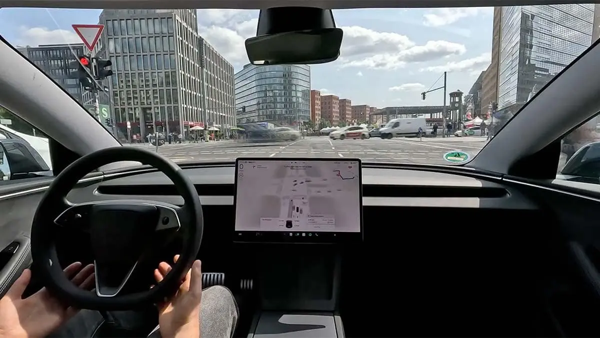 Tesla full Self-Driving de pruebas en Berl&iacute;n (Alemania)