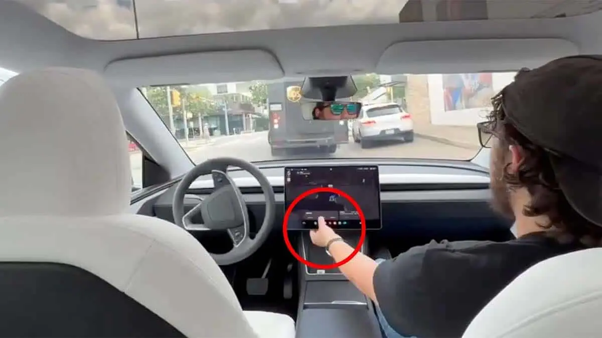 Intervenci&oacute;n humana en un Tesla Robotaxi