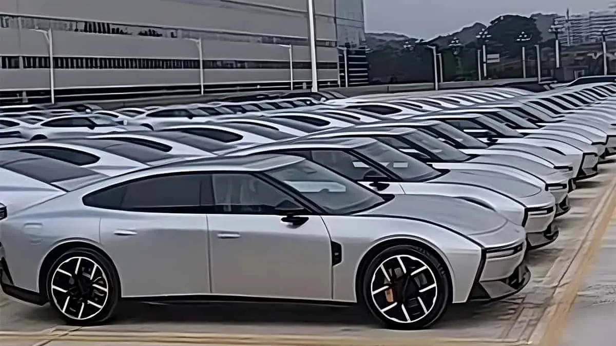 Nuevo Xpeng P7 en color plata 