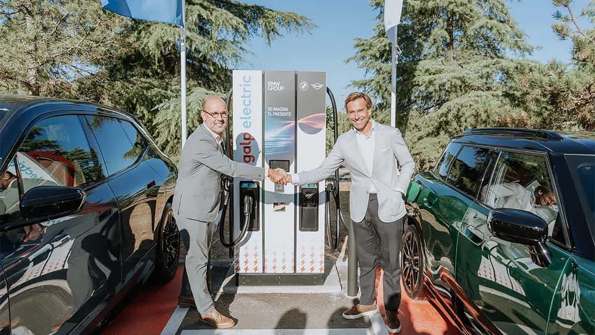 Estreno estaciones recarga Galp y BMW en Intu Xanadu
