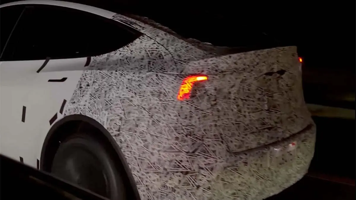 Tesla Model Y - camuflado