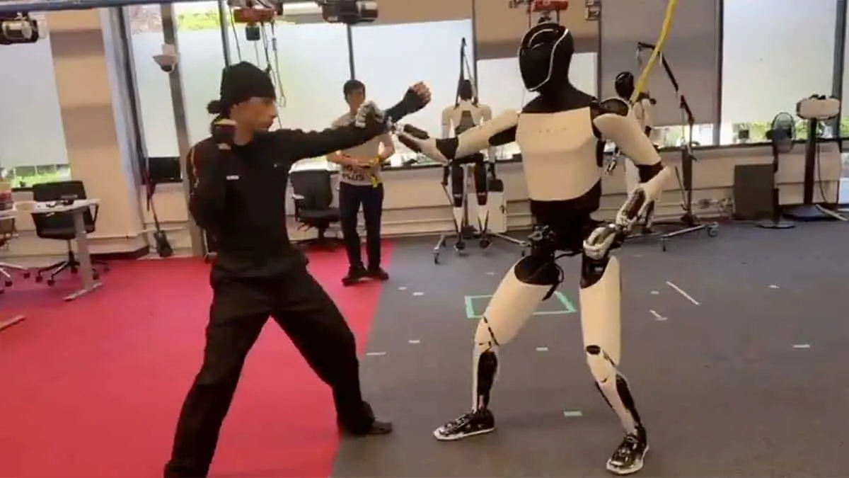 Robot Tesla Optimus practicando artes marciales