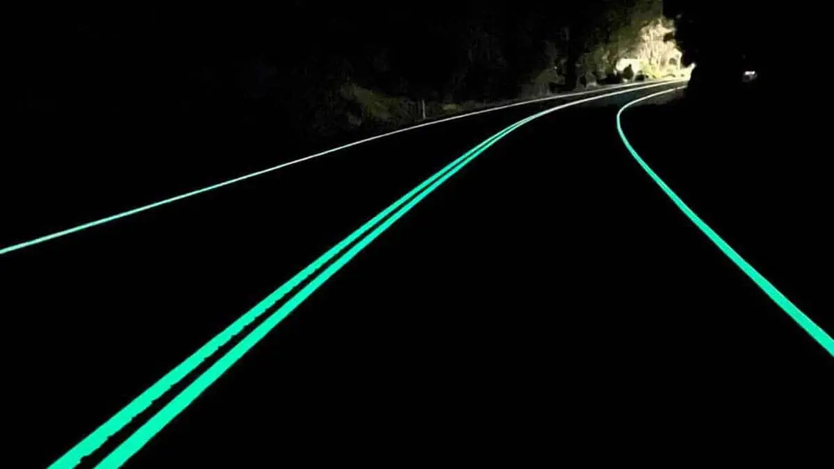 Carretera flourescente por la noche