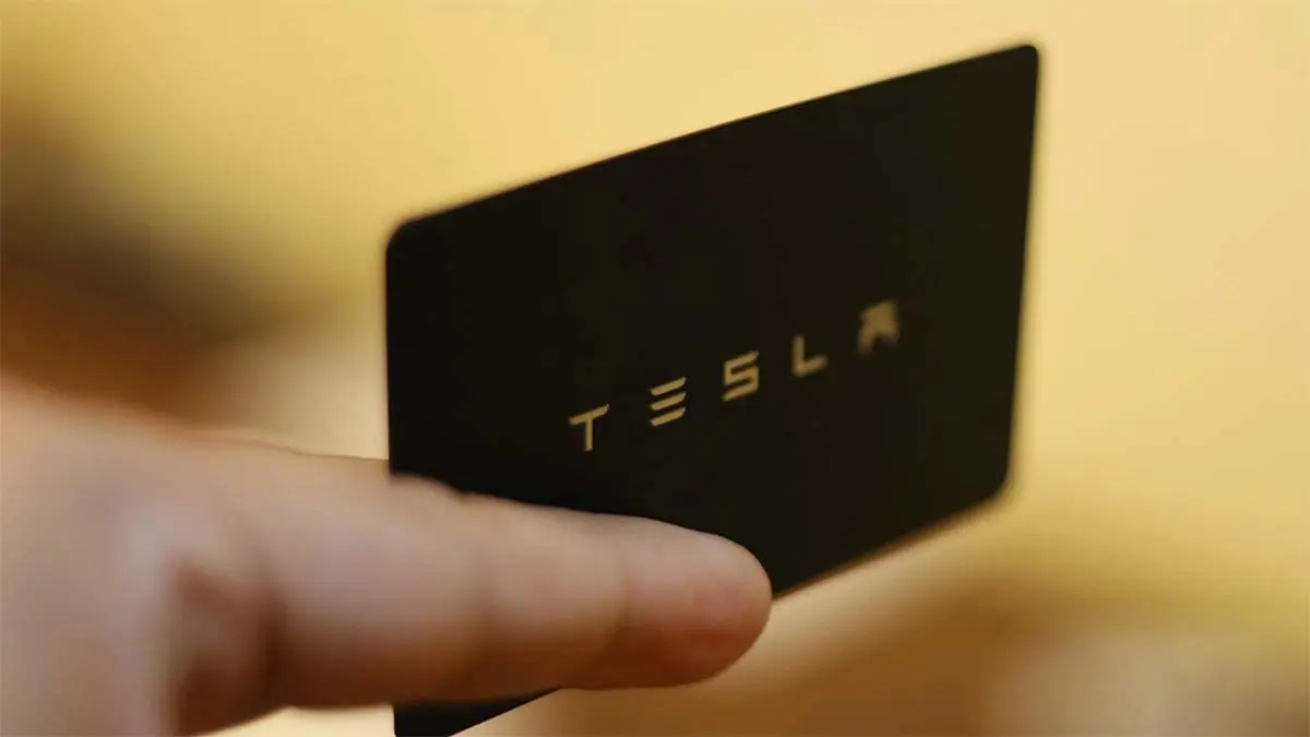 llave f&iacute;sica en coches Tesla (Tarjeta)