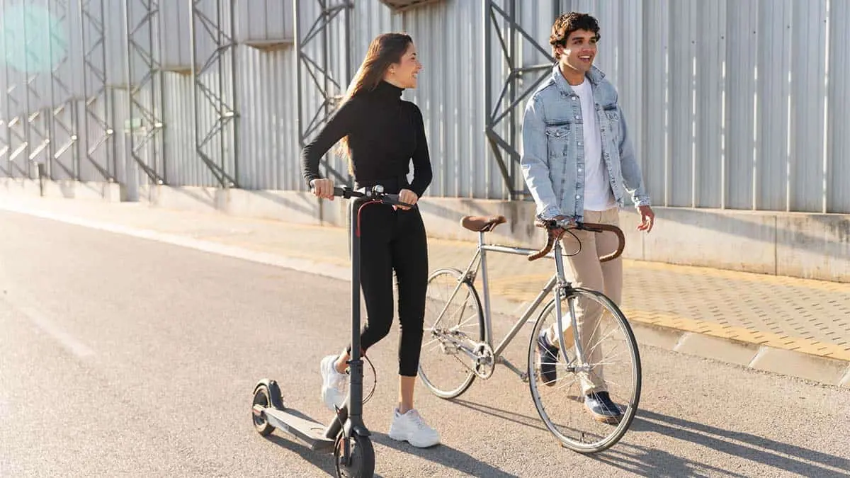 Patinete y bicicleta el&eacute;ctrica