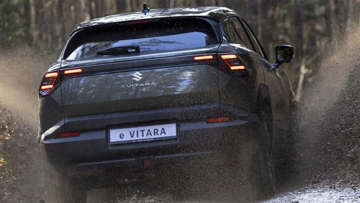 Suzuki e Vitara (vista trasera)