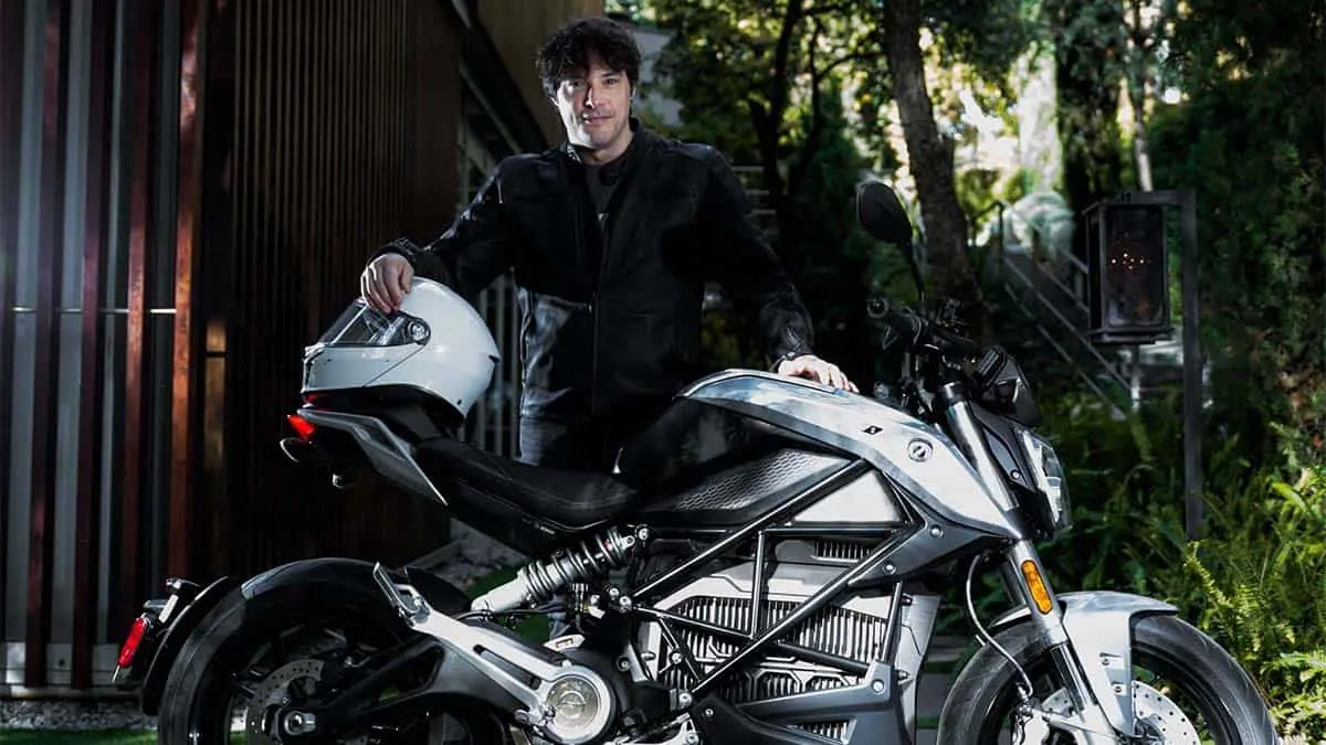 Chef Jordi Cruz con su moto el&eacute;ctrica Zero S