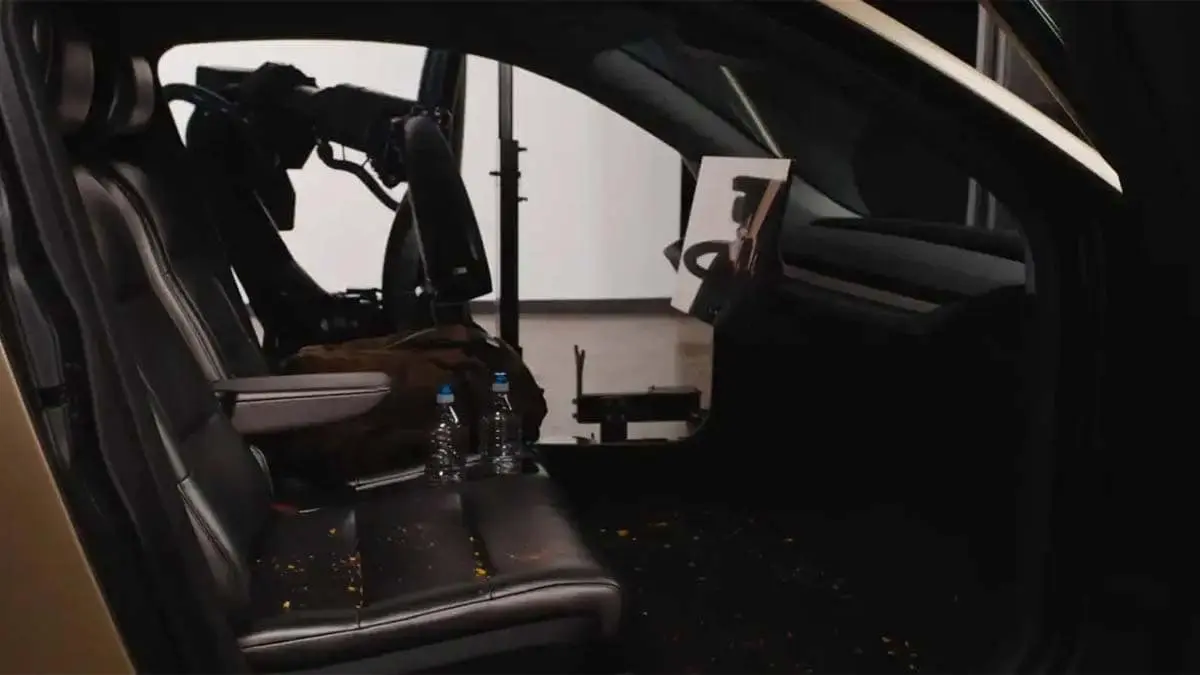 Sistema de limpieza autom&aacute;tico de los robotaxis de Tesla