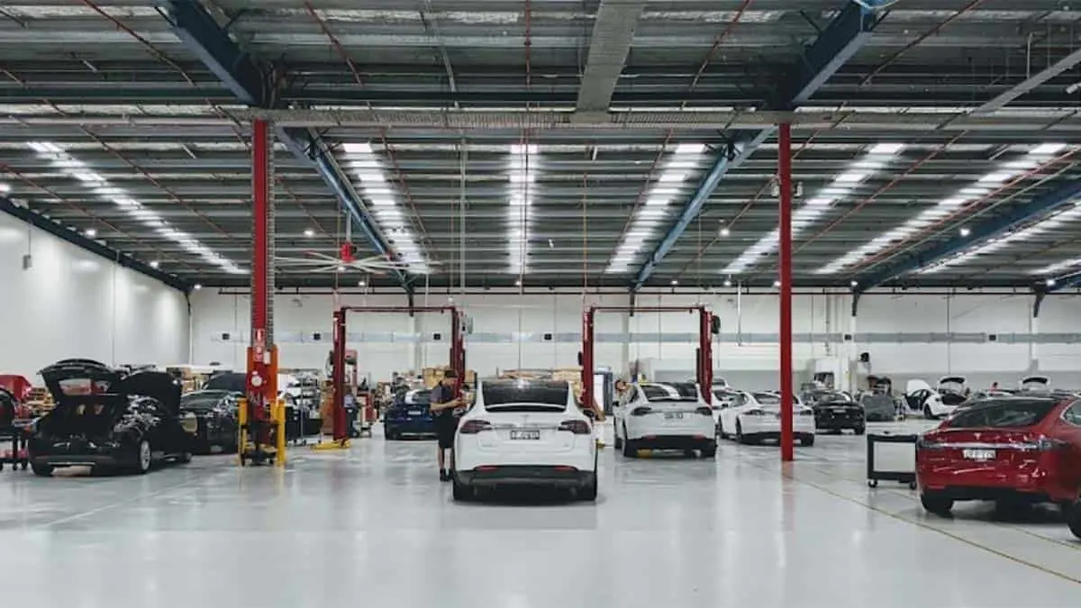 Espacio amplio para la reparaci&oacute;n de autos el&eacute;ctricos con zonas de carga y oficina.