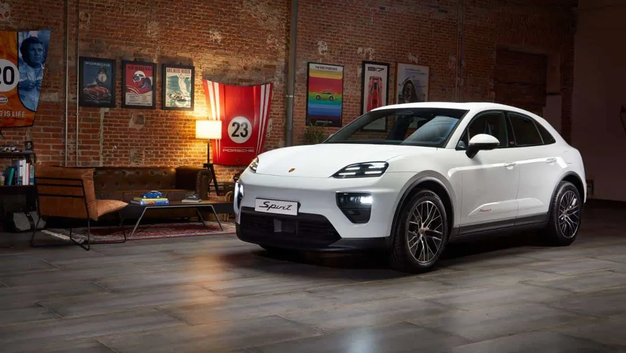 Imagen de un coche el&eacute;ctrico Porsche en un espacio con decoraci&oacute;n vintage y estilo industrial.