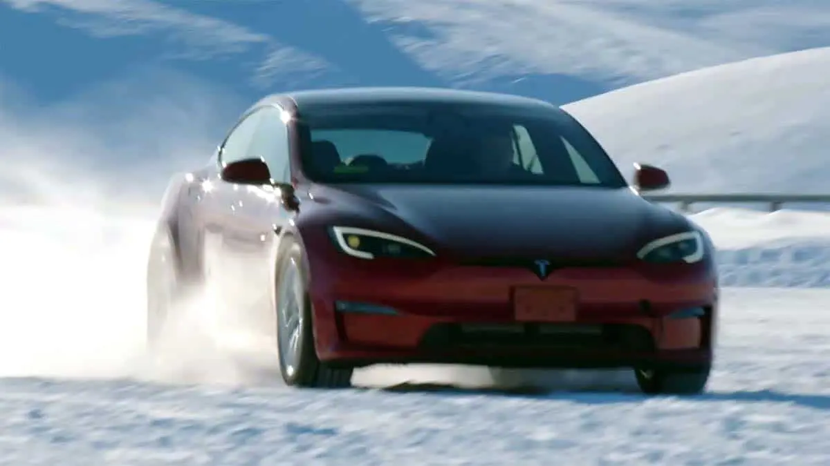 Coche el&eacute;ctrico Tesla en nieve, mostrando rendimiento en condiciones invernales extremas, movilidad sostenible y tecnolog&iacute;a avanzada.
