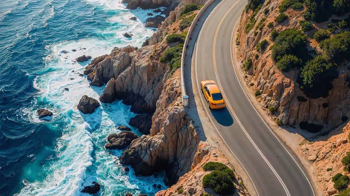 Carretera de costa circulando con un coche