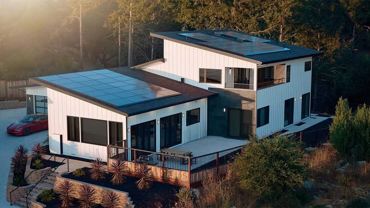 Una casa contempor&aacute;nea equipada con paneles solares de Tesla, combinando innovaci&oacute;n y respeto por el medio ambiente en un entorno natural privilegiado.