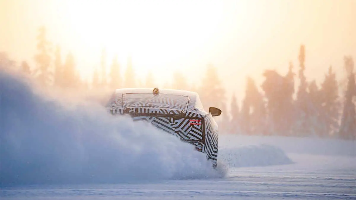 Espectacular foto del nuevo Jaguar GT (el&eacute;ctrico) sobre la nieve