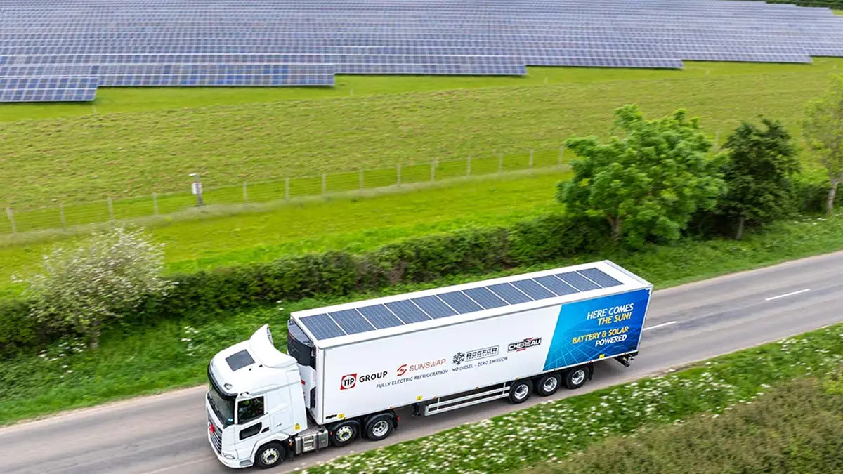 Trailer frigor&iacute;fico con paneles solares en el techo para ahorrar energ&iacute;a