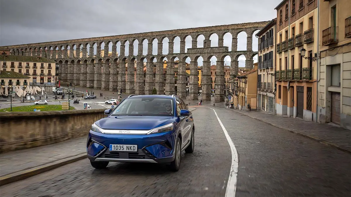El BYD ATTO 3 EVO es un veh&iacute;culo el&eacute;ctrico que combina innovaci&oacute;n, rendimiento y sostenibilidad en un dise&ntilde;o compacto y elegante, ideal para la ciudad.