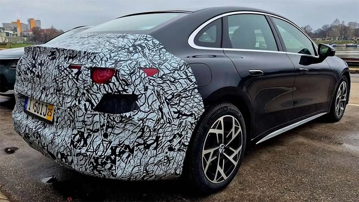 Detalle del prototipo del nuevo Mercedes Clase C 100% el&eacute;ctrico en fase de pruebas.