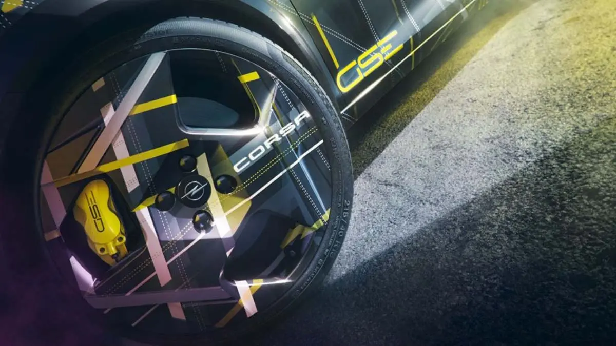 Imagen de un Opel Corsa con dise&ntilde;o deportivo y detalles en amarillo y negro, destacando su estilo audaz y moderno.