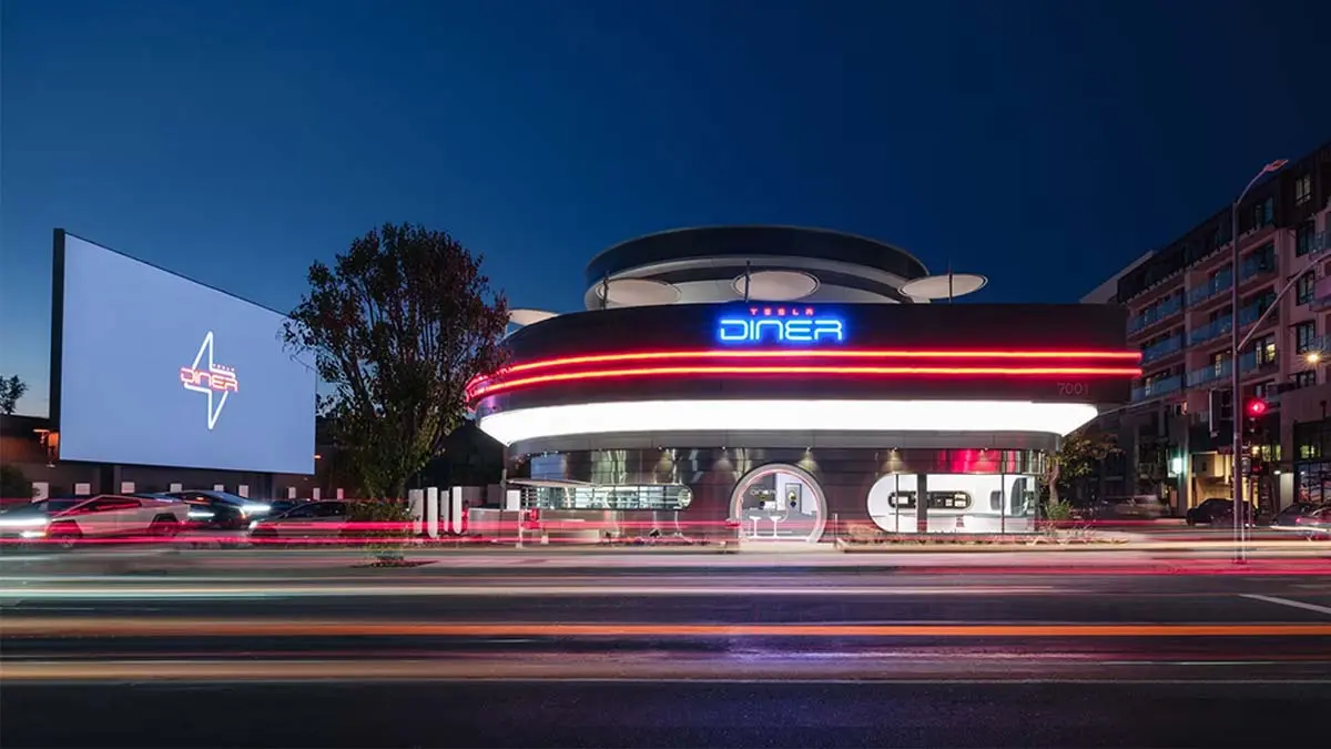 Imagen del restaurante de Tesla, un edificio innovador hecho con materiales reciclados de la Cybertruck, promoviendo la movilidad el&eacute;ctrica y la sostenibilidad.
