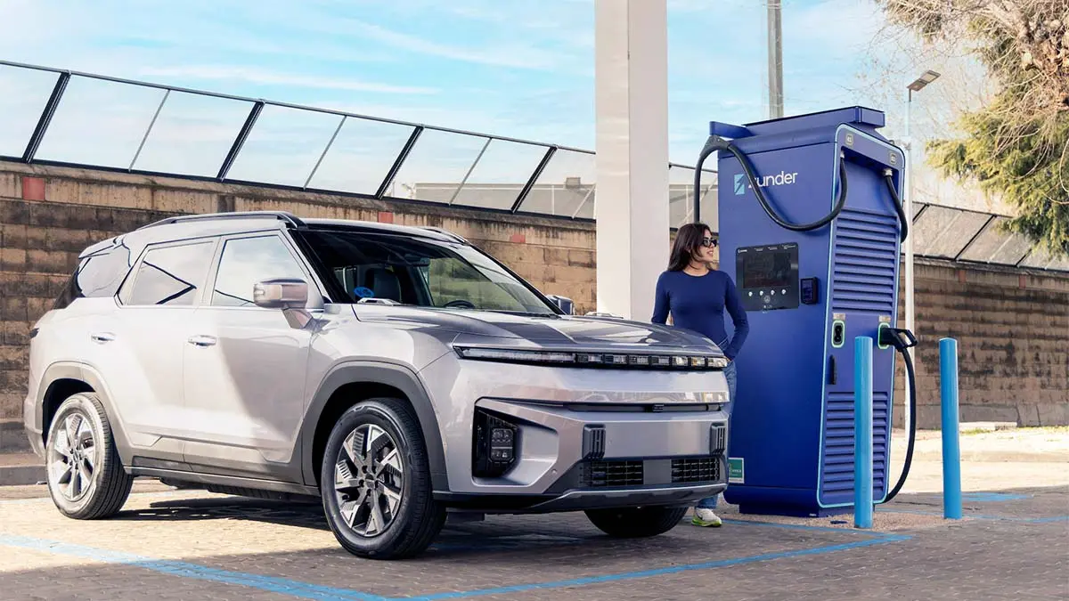 Estaci&oacute;n de carga Zunder para veh&iacute;culos el&eacute;ctricos, facilitando la carga r&aacute;pida y sencilla.