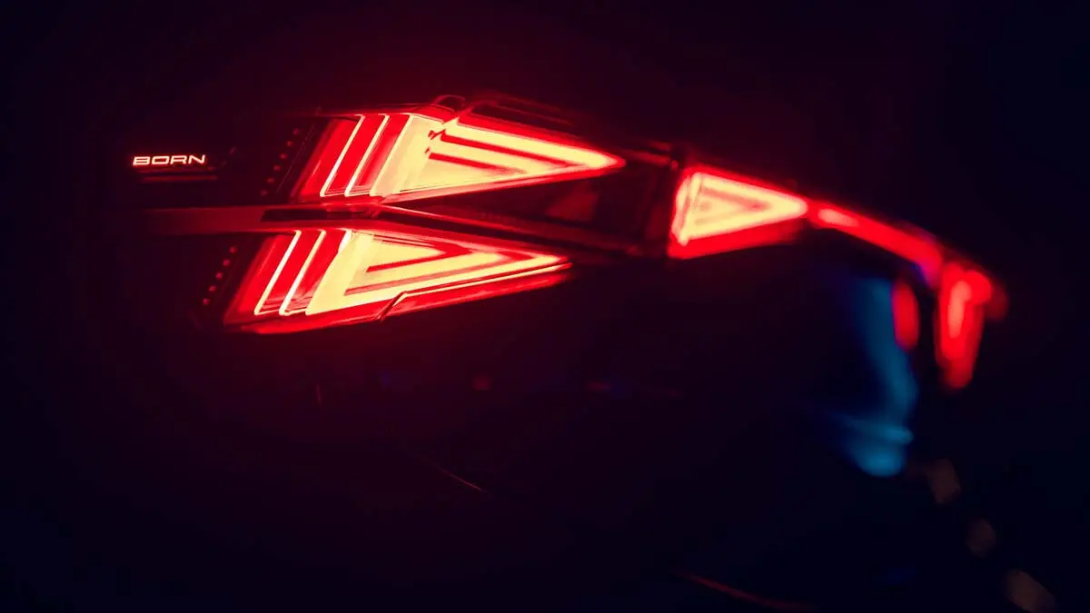 Imagen del sistema de iluminaci&oacute;n del nuevo CUPRA Born, destacando sus luces LED en un fondo negro.
