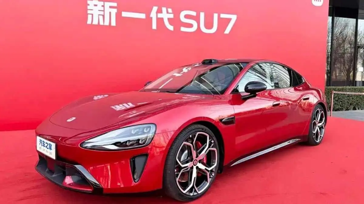 Presentaci&oacute;n del Xiaomi SU7, coche el&eacute;ctrico con gran autonom&iacute;a y carga r&aacute;pida en un evento.