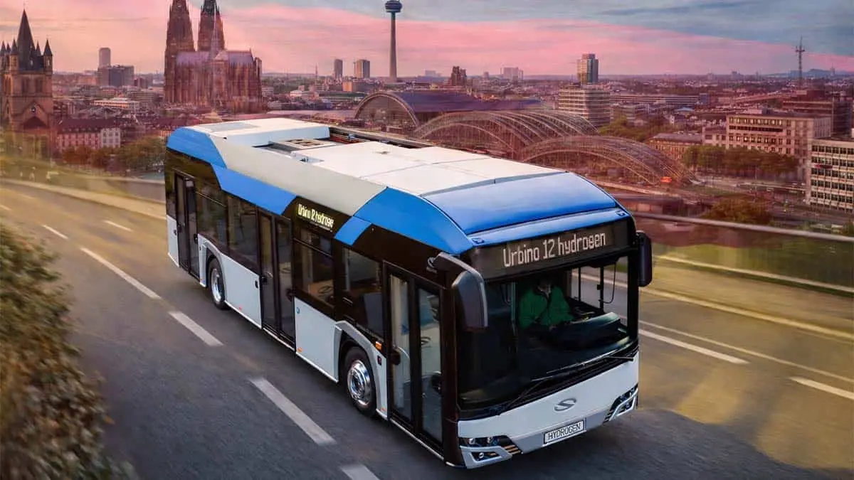 Imagen de un autob&uacute;s el&eacute;ctrico en una ciudad alemana, destacando la inversi&oacute;n en movilidad el&eacute;ctrica y transporte p&uacute;blico ecol&oacute;gico.