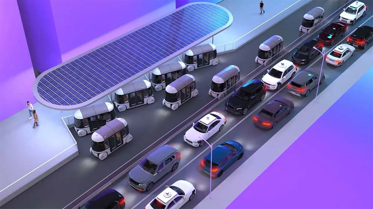 Imagen de autobuses y coches el&eacute;ctricos en una calle de Atlanta, mostrando la nueva red de transporte aut&oacute;nomo y sostenible.
