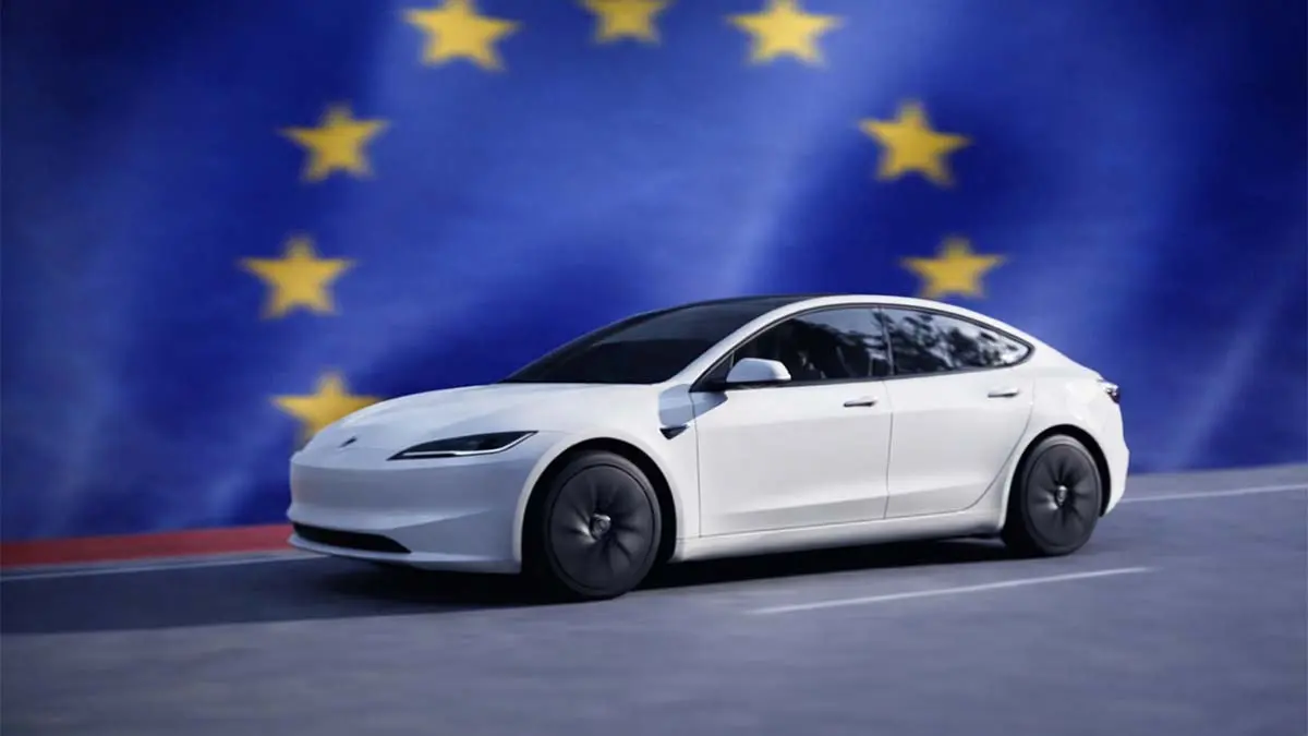 Veh&iacute;culo el&eacute;ctrico moderno circulando en Europa con bandera europea de fondo.