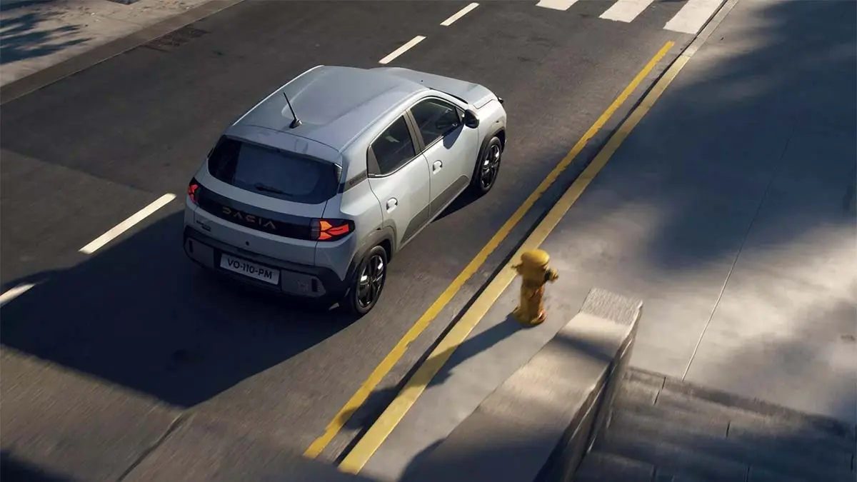 El nuevo Dacia Spring llega a Espa&ntilde;a con una oferta dif&iacute;cil de rechazar, destacando por su eficiencia y bajo coste.