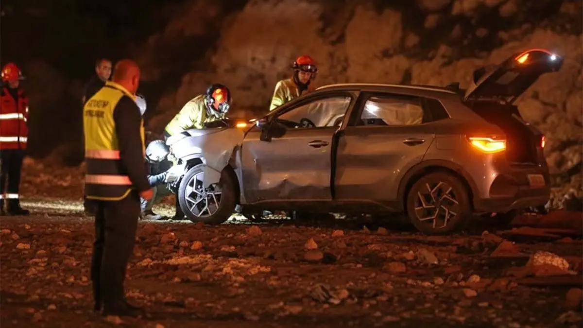 Coche el&eacute;ctrico BYD Atto 3 afectado por impacto en escenario de emergencia.