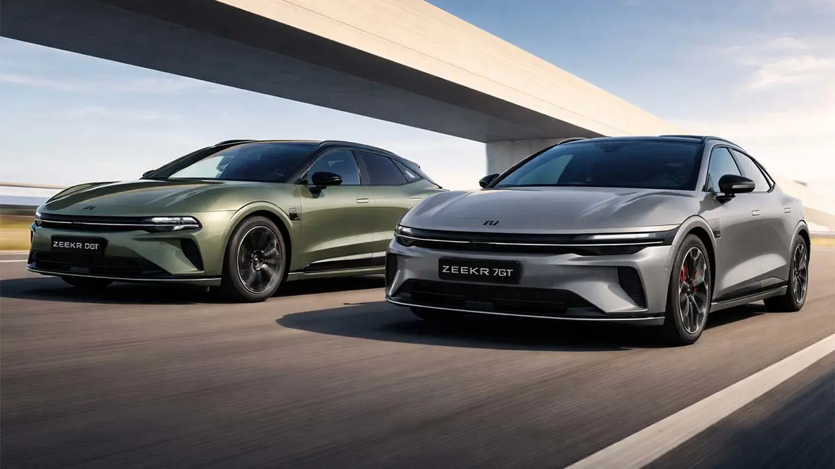 Los modelos Zeekr 7GT y 001 muestran su dise&ntilde;o aerodin&aacute;mico y tecnolog&iacute;a avanzada en una carretera urbana.