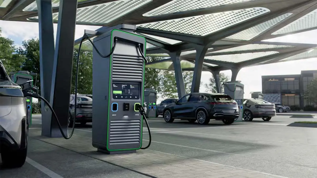 Cargador el&eacute;ctrico de alta potencia para carga r&aacute;pida en estaciones p&uacute;blicas.