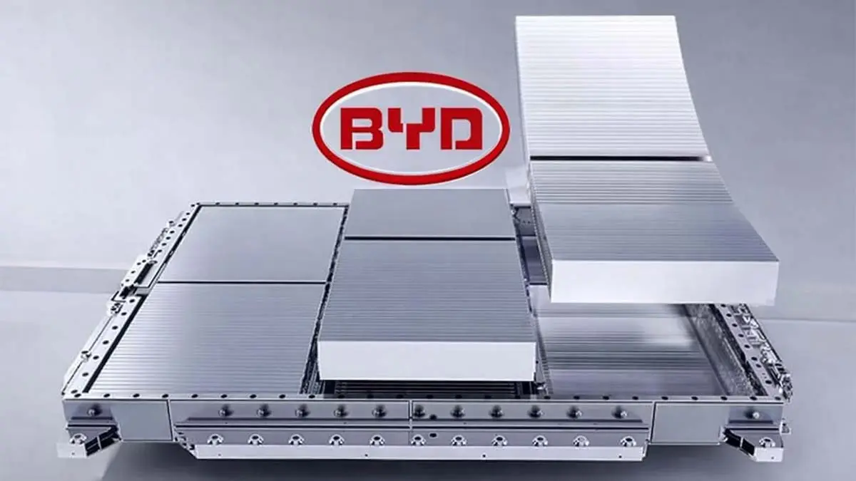 La imagen muestra la bater&iacute;a Blade 2 de BYD, dise&ntilde;ada para ofrecer carga r&aacute;pida y durabilidad, revolucionando la movilidad el&eacute;ctrica y la tecnolog&iacute;a de bater&iacute;as.
