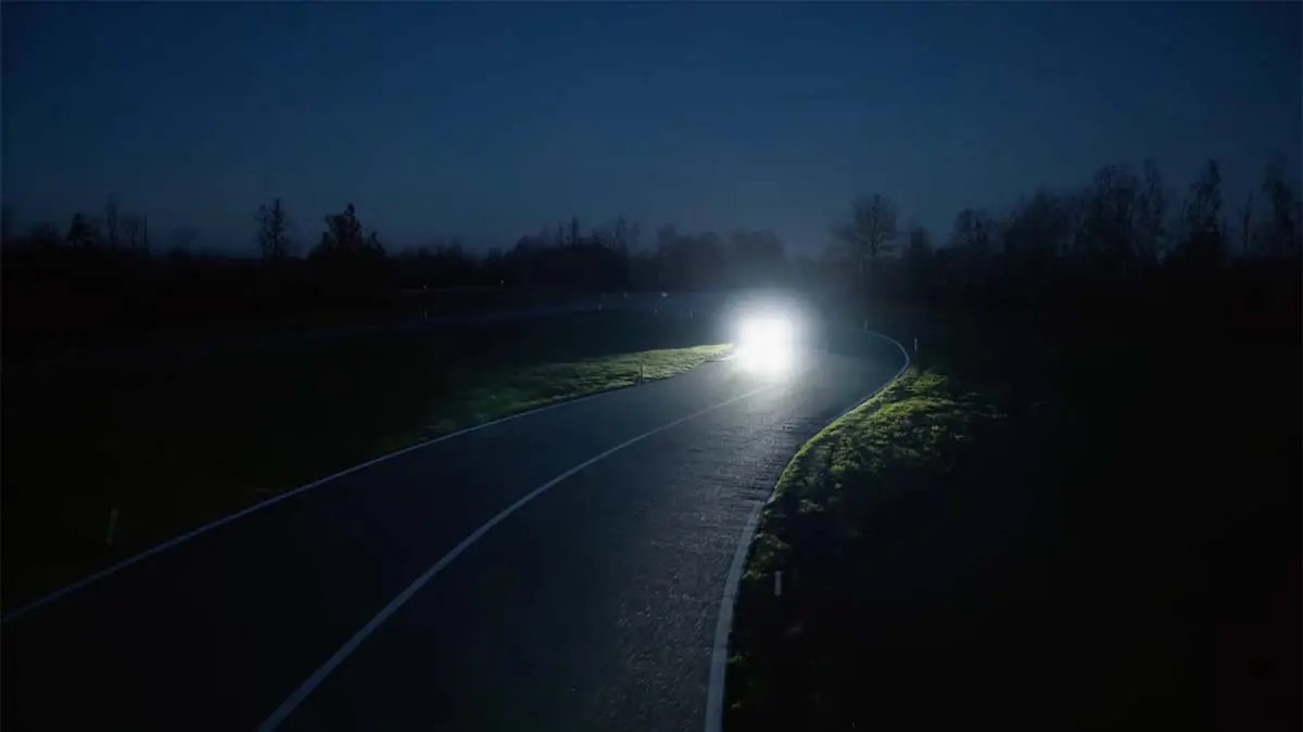 El primer Ferrari el&eacute;ctrico en una carretera nocturna, mostrando innovaci&oacute;n y tecnolog&iacute;a avanzada.