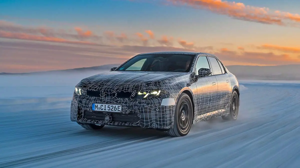 Coche el&eacute;ctrico BMW i3 2026 en pruebas en hielo y nieve, demostrando su tecnolog&iacute;a Gen6 y rendimiento en condiciones extremas.