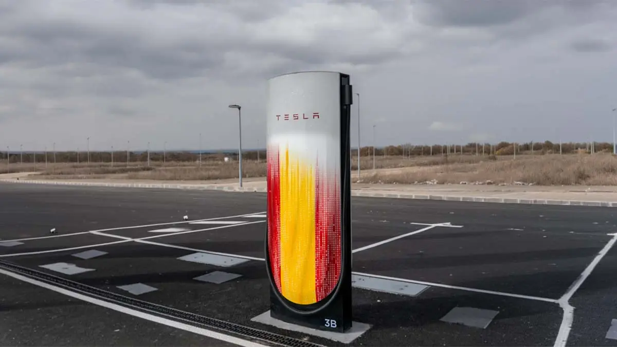 Nuevo Supercharger Tesla en Espa&ntilde;a, s&iacute;mbolo del avance en movilidad el&eacute;ctrica y sostenibilidad.