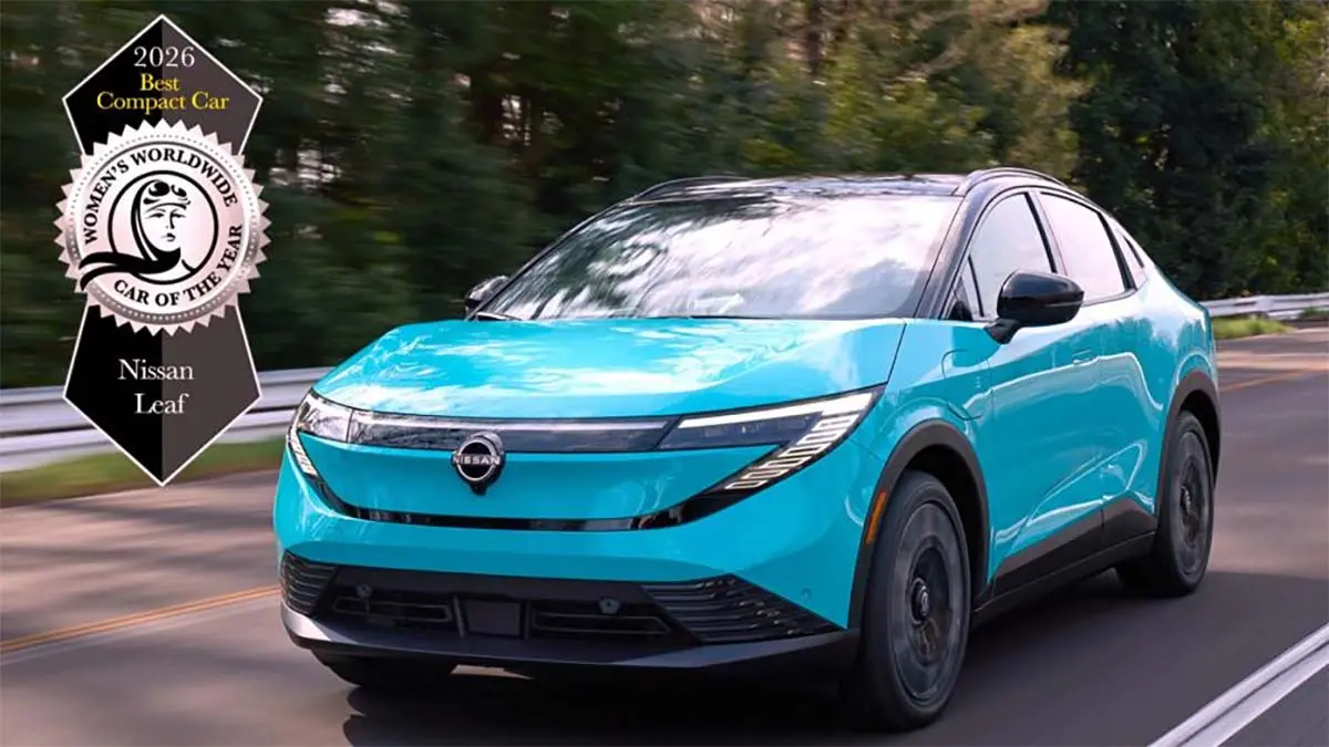 El Nissan Leaf 2026, considerado el mejor coche el&eacute;ctrico del mundo, en una carretera moderna y ecol&oacute;gica.