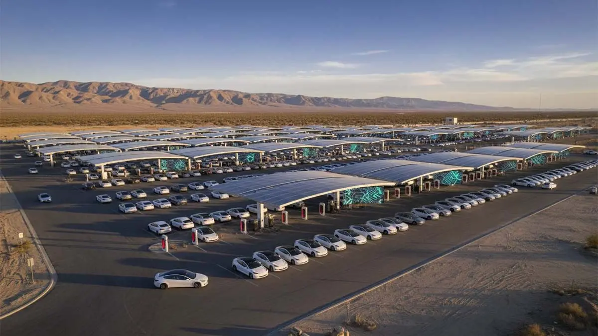 Gran estaci&oacute;n de carga Tesla Supercharger con 400 puestos para coches el&eacute;ctricos, preparada para la movilidad del futuro.