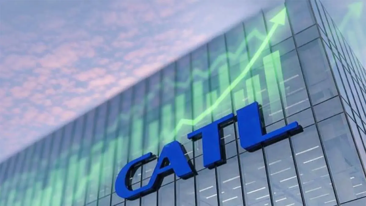 La imagen muestra el logo de CATL en un edificio moderno, con gr&aacute;ficos de crecimiento y expansi&oacute;n global que reflejan su dominio en el mercado de bater&iacute;as y movilidad el&eacute;ctrica en 2025.