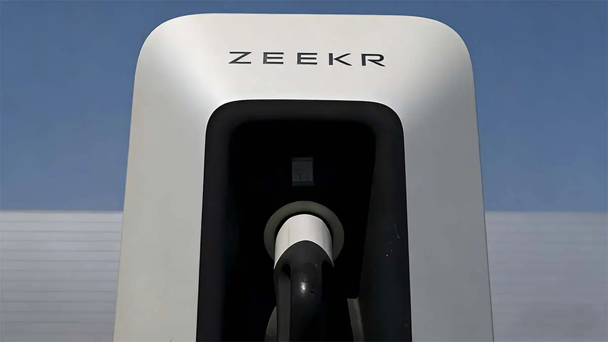 Cargador Zeekr de 1500 kW para coches el&eacute;ctricos, dise&ntilde;ado para carga r&aacute;pida en menos de 7 minutos.