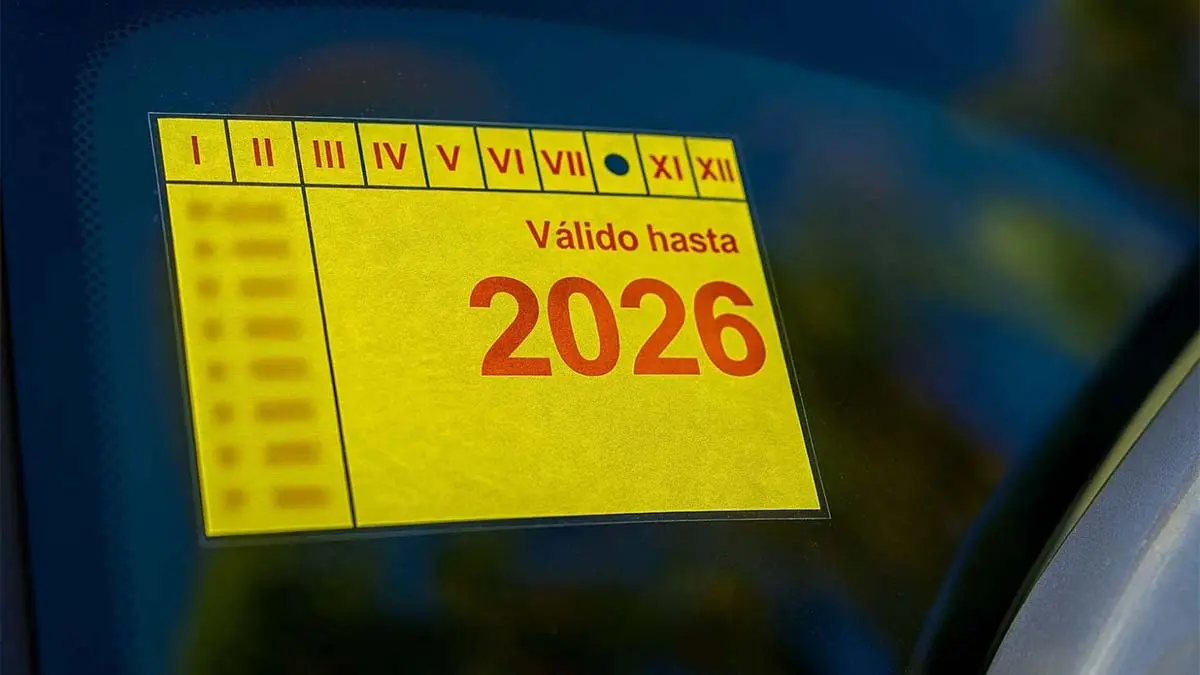 Imagen de una etiqueta de ITV en un coche el&eacute;ctrico, indicando la validez hasta 2026.