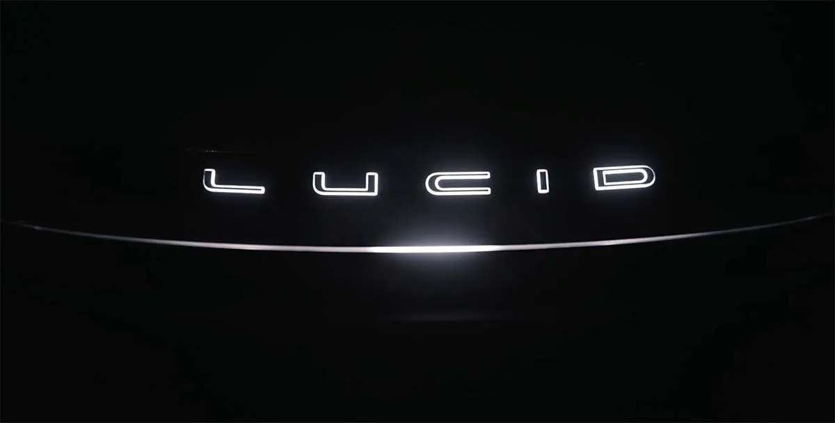 Descripci&oacute;n de la imagen: Logotipo iluminado de los nuevos SUV el&eacute;ctricos Lucid Cosmos y Earth, modelos asequibles por menos de 46.000 euros, ideales para movilidad sostenible.
